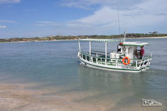 O barco que fez a travessia do grupo pelo rio entre Fortim e Canoa Quebrada, no litoral do Ceará